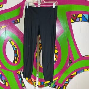 Under Armour, Compression Heat Gear. Capris. Size Medium. Excellent Condition!
